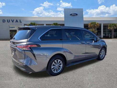 Used 2022 Toyota Sienna XLE image 4