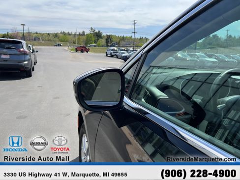 Used 2023 Chrysler Pacifica Touring-L FWD image 5