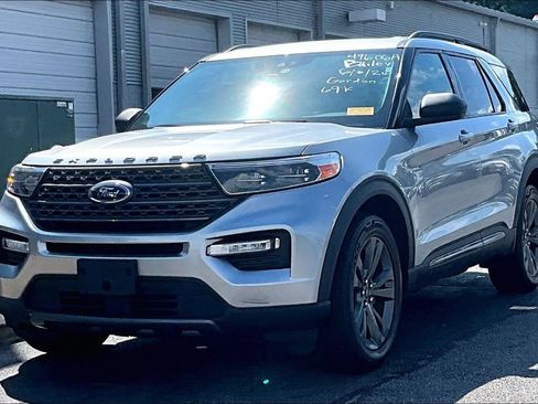 Used 2021 Ford Explorer XLT w/ Equipment Group 202A AWD/4WD image 2