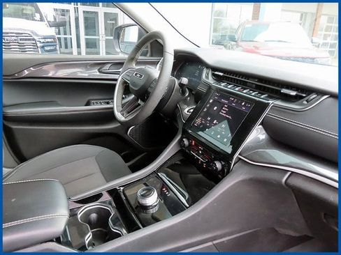Used 2023 Jeep Grand Cherokee Laredo w/ Luxury Tech Group I AWD/4WD image 9