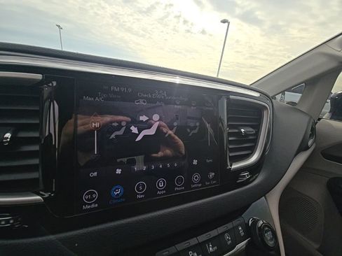 Used 2020 Chrysler Pacifica Touring w/ Advanced Safetytec Group image 18