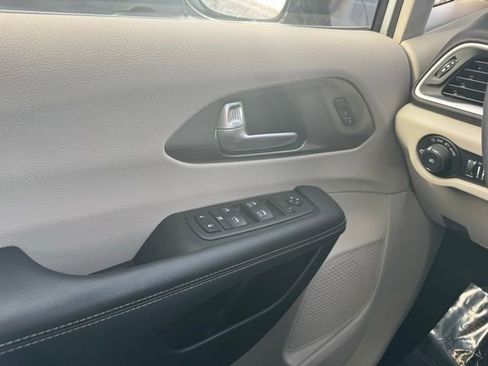Used 2024 Chrysler Pacifica Touring-L image 38
