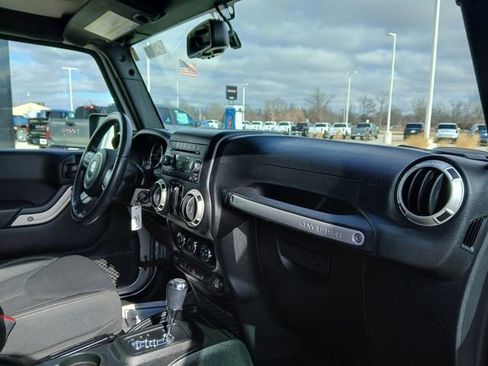 Used 2018 Jeep Wrangler Sahara w/ Connectivity Group image 13