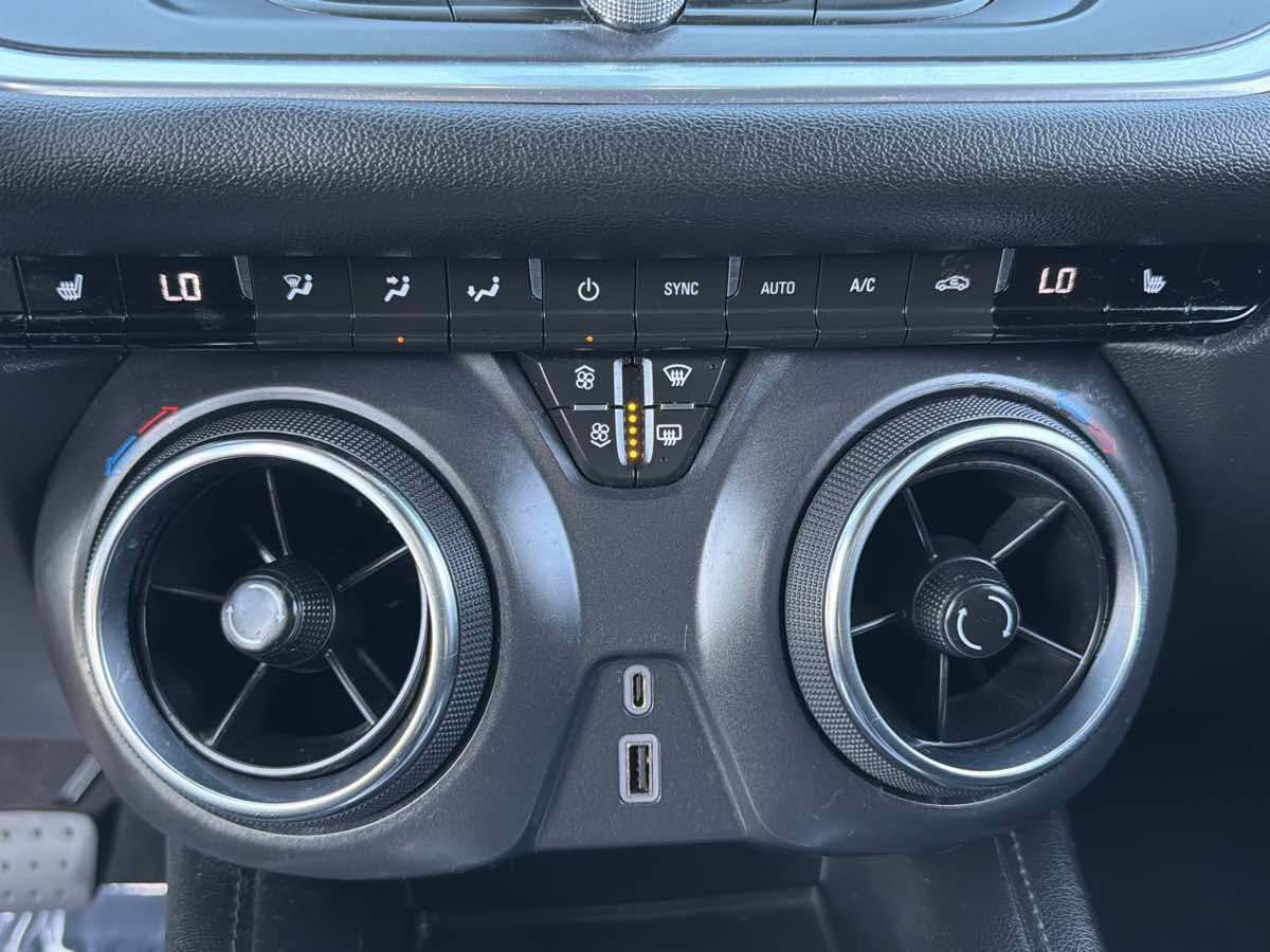 Used 2020 Chevrolet Blazer LT FWD image 33