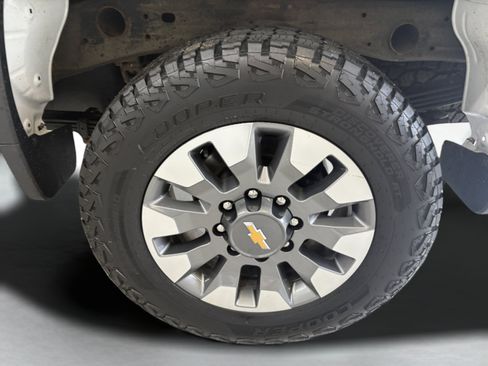 Used 2023 Chevrolet Silverado 2500 Custom w/ Custom Convenience Package AWD/4WD image 7