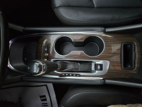 Used 2018 Chevrolet Malibu Premier image 16