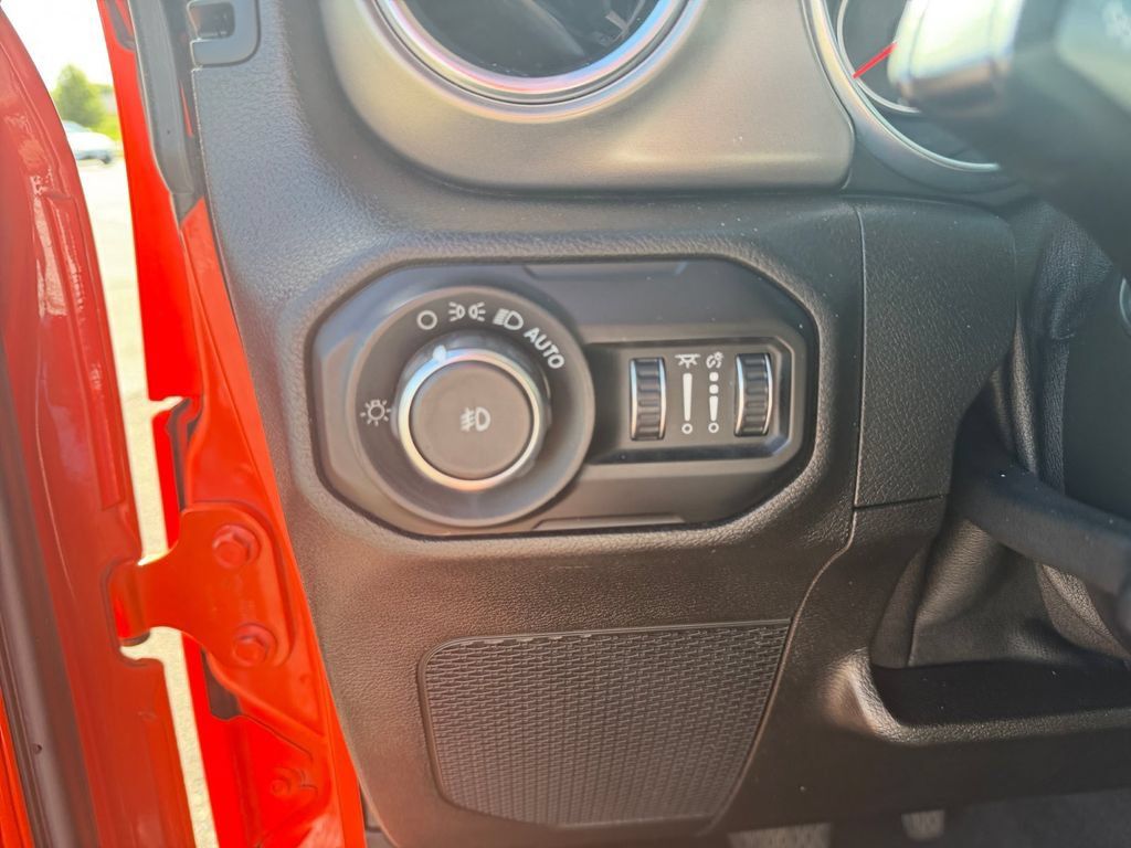 Used 2018 Jeep Wrangler Unlimited Rubicon AWD/4WD image 31