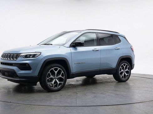 Used 2025 Jeep Compass Limited image 3