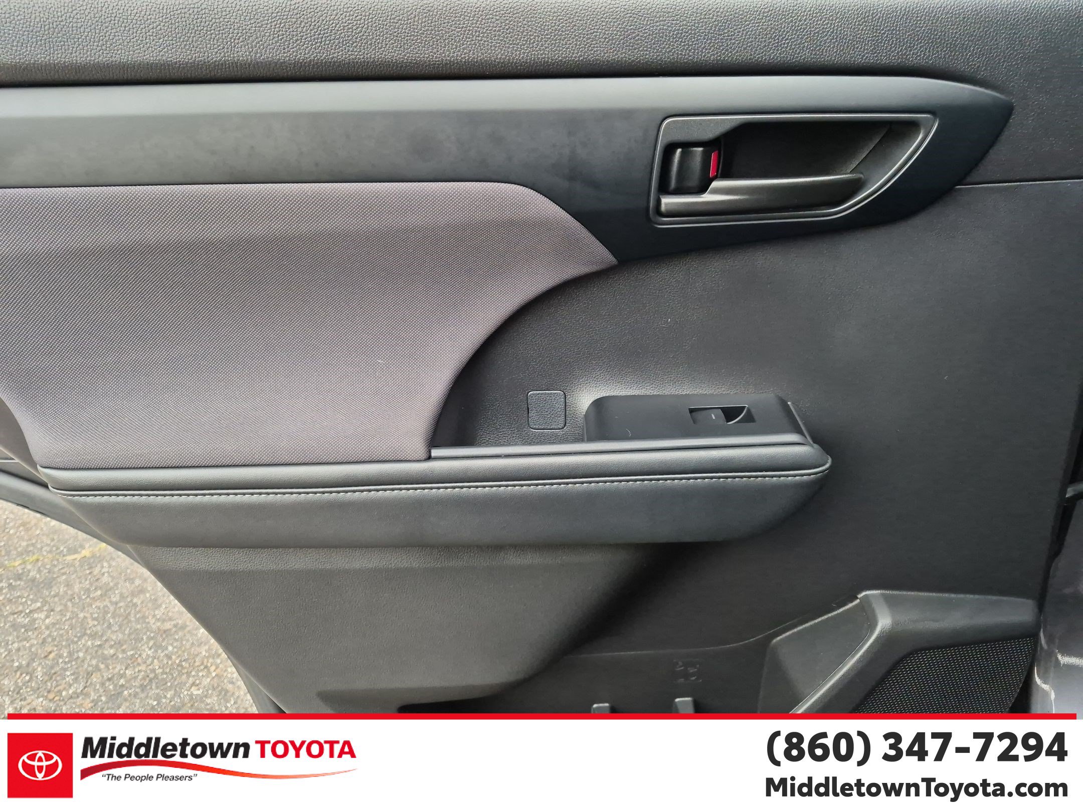 Used 2023 Toyota Highlander LE AWD/4WD image 28