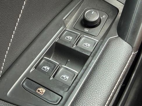 Used 2023 Volkswagen Tiguan SE w/ Panoramic Sunroof Package FWD image 16