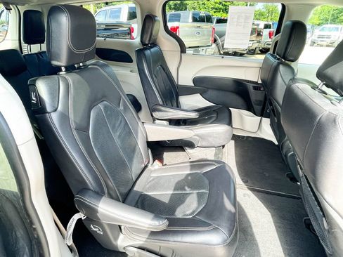 Used 2022 Chrysler Pacifica Touring-L FWD image 13