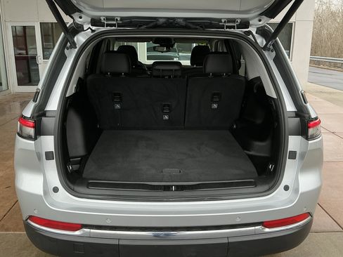 Used 2023 Jeep Grand Cherokee Limited image 24