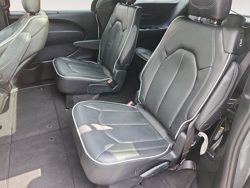 Used 2022 Chrysler Pacifica Limited w/ S Appearance Package FWD image 13