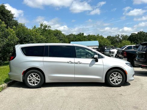 Used 2023 Chrysler Voyager LX FWD image 3
