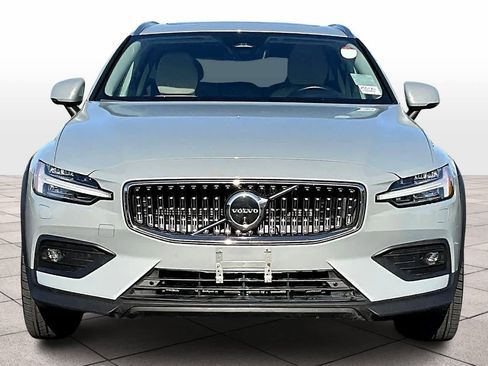 Used 2024 Volvo V60 B5 Cross Country Plus image 3