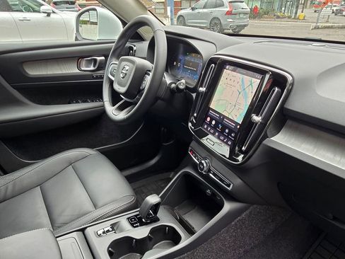 Certified 2025 Volvo XC40 B5 Core w/ Climate Package AWD/4WD image 11