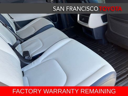 Used 2025 Kia Carnival EX FWD image 20