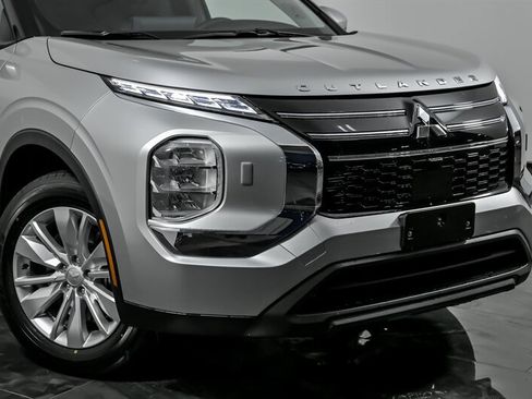 New 2026 Mitsubishi Outlander ES image 2