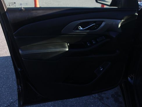 Used 2023 Chevrolet Traverse LT image 13