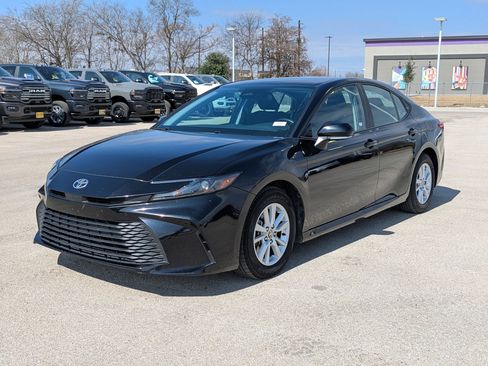 Used 2025 Toyota Camry LE image 7