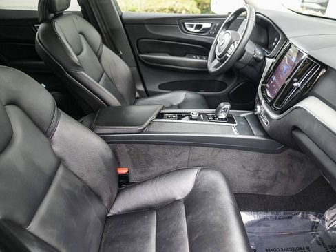 Used 2023 Volvo XC60 B5 Core image 15