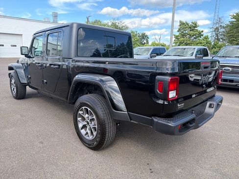 Used 2024 Jeep Gladiator Sport AWD/4WD image 3