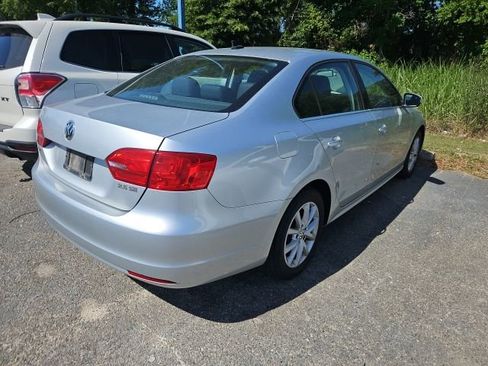 Certified 2020 Volkswagen Jetta SE w/ SE Cold Weather Package FWD image 4