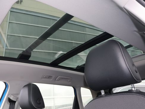 Used 2023 Volkswagen Taos SE w/ Panoramic Sunroof Package FWD image 5