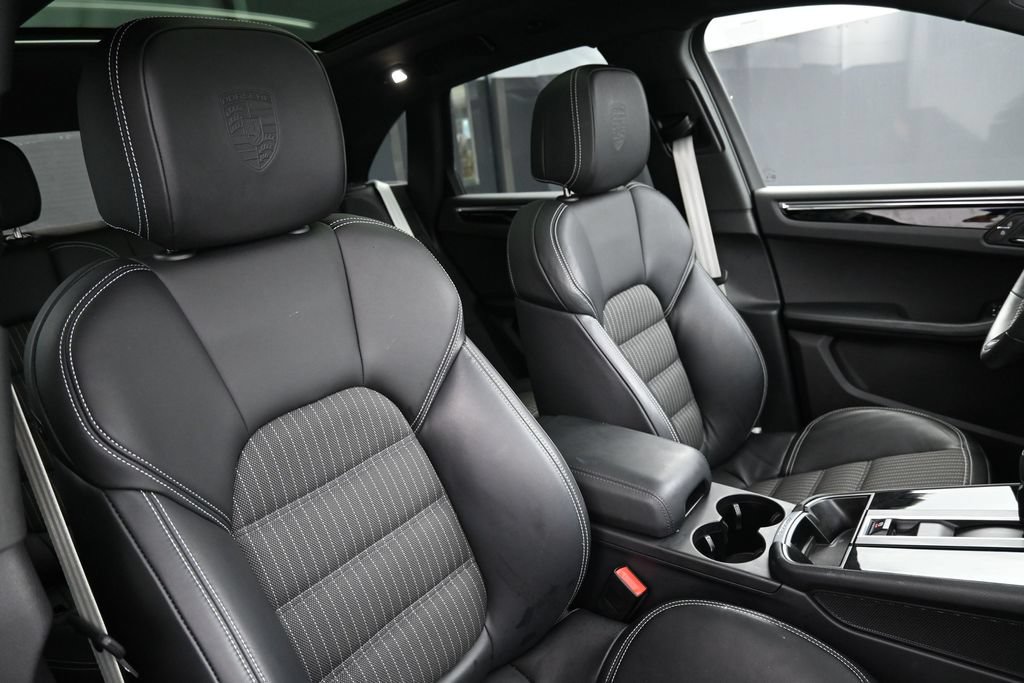 Used 2025 Porsche Macan AWD/4WD image 30