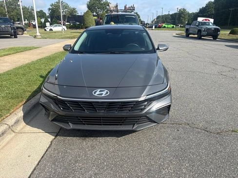 Used 2024 Hyundai Elantra SE FWD image 6