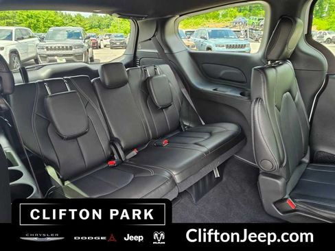 Used 2026 Chrysler Pacifica Select FWD image 18