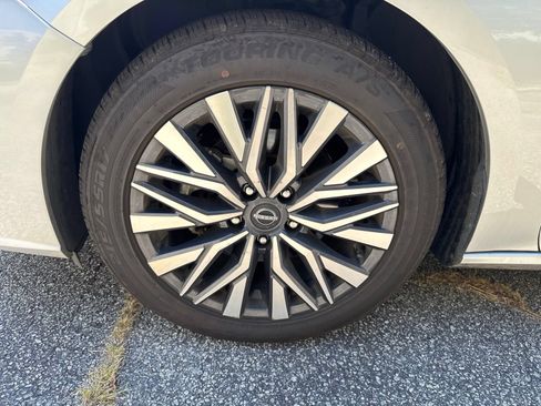 Used 2025 Nissan Altima 2.5 SV FWD image 8