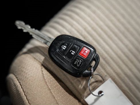 Used 2015 Toyota RAV4 XLE image 40