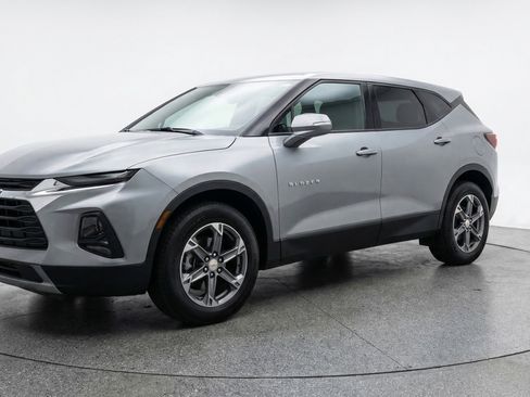 Used 2025 Chevrolet Blazer LT image 3