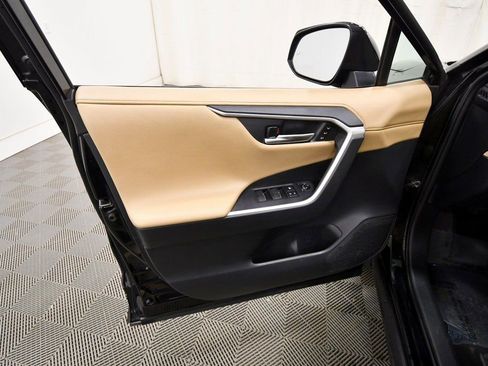 Used 2019 Toyota RAV4 Limited image 13