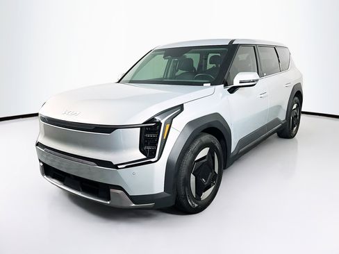 Used 2024 Kia EV9 Light Long Range RWD image 3