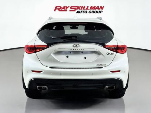 Used 2017 INFINITI QX30 Premium w/ Navigation Package FWD image 6