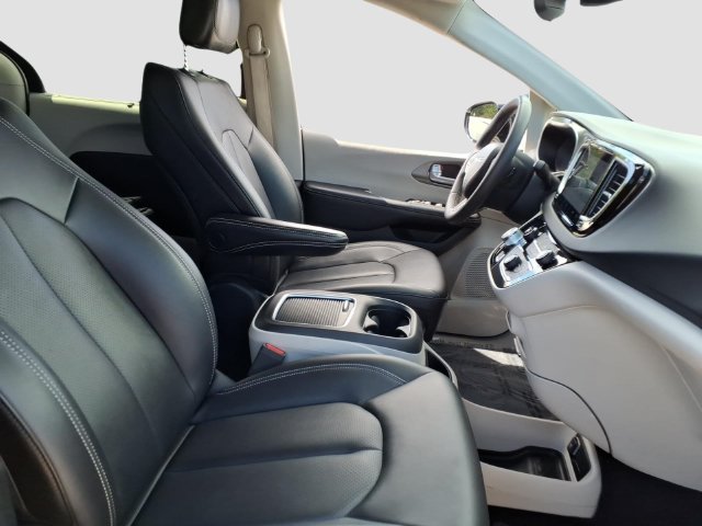 Used 2024 Chrysler Pacifica Touring-L FWD image 17