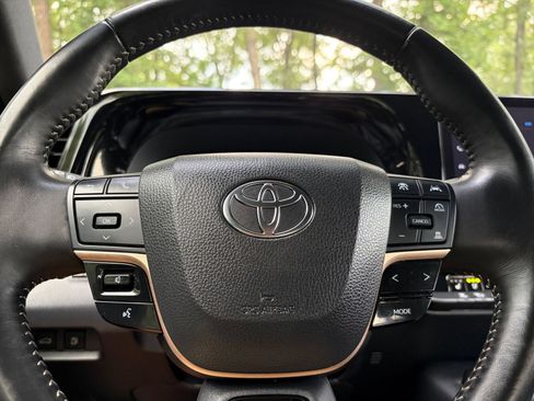 Used 2025 Toyota Crown AWD/4WD image 27