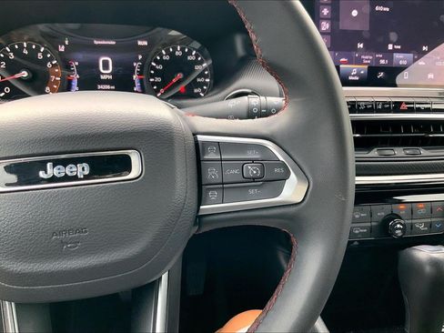 Used 2025 Jeep Compass Trailhawk AWD/4WD image 19
