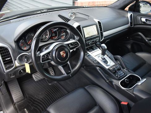 Used 2015 Porsche Cayenne Turbo image 10