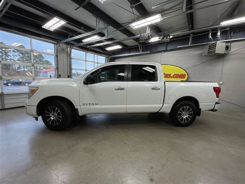 Used 2021 Nissan Titan SV w/ SV Convenience Package image 2