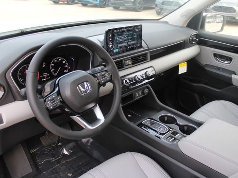 New 2025 Honda Pilot Touring image 6