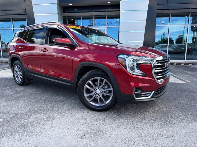 Used 2023 GMC Terrain SLT w/ Tech Package FWD image 2