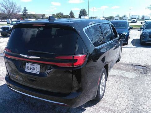Used 2025 Chrysler Pacifica Select FWD image 6