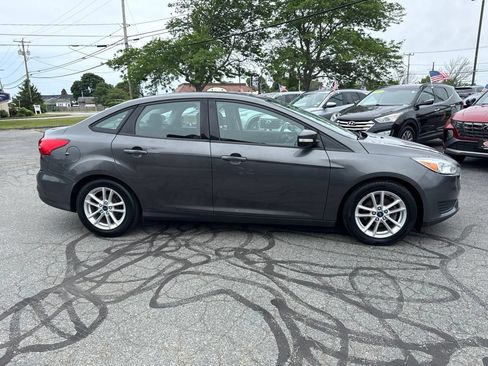 Used 2015 Ford Focus SE FWD image 4