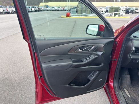 Used 2023 Chevrolet Traverse Premier image 25
