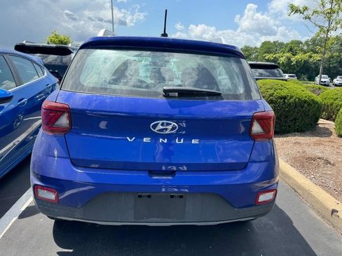 Used 2024 Hyundai Venue Limited FWD image 3