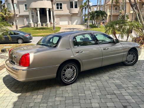 Used 2007 Lincoln Town Car Signature Limited RWD image 8