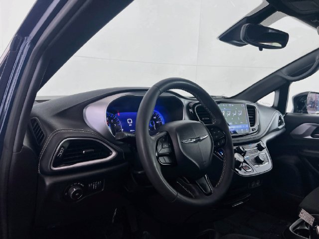 Used 2024 Chrysler Pacifica Touring FWD image 8